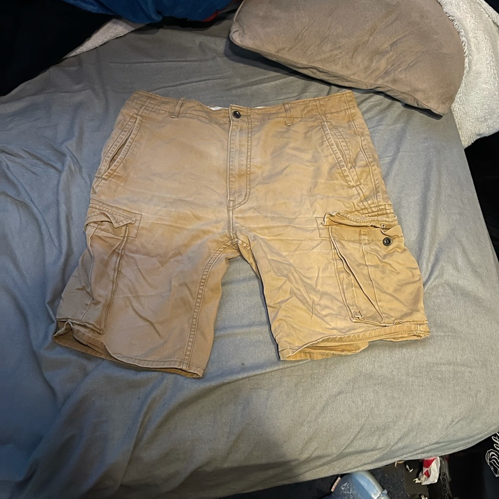 Size 34 Levi cargo shorts - Picture 1 of 3